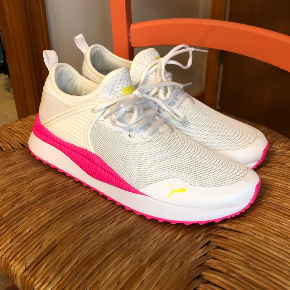 NWOT Puma soft foam pink and white tennis shoes